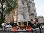 Carruagem passa em frente  abadia de Westminster, em Londres, durante ensaio do casamento real   