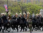Integrantes das foras armadas da Inglaterra ensaiam em frente ao Parlamento, em Londres   