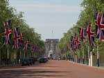 Bandeiras britnicas enfeitam caminho ao palcio de Buckingham para o casamento real  