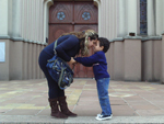 Andreia e Matheus visitam a catedral em Santa Cruz do Sul. 