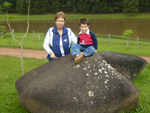 Dona Ana, a Mamita, e o neto Juan no Pampa Safari no Dia das Crianas.