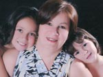 Amanda, 10 anos, mame Elaine e Mariana, de quatro anos, posam cheias de carinho.