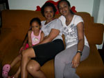 Bruna e Roberta com a mame Roberta no centro.