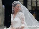 Na entrada da Abadia, a irm de Kate, Pippa, arruma a cauda do vestido da noiva
