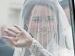 Kate acena para o pblico que aguardava sua chegada  Abadia de Westminster