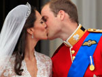 O aguardado beijo do casal na sacada do Palcio de Buckingham