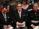 O artista britnico Elton John e seu companheiro David Furnish estiveram presentes no Casamento Real