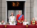 Prncipe William e a Duquesa de Cambridge assistiram a apresentao da Fora Aerea Real Britnica da sacada do Palcio de Buckingham