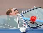 O casal real acenou para o pblico presente nos arredores do Palcio de Buckingham