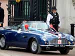 Prncipe William e a Duquesa de Cambridge deixaram o Palcio de Buckingham aps cerimnia em um Aston Martin