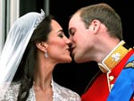 O casal se beijou duas vezes no balco do Palcio de Buckingham