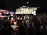Centenas de americanos se reuniram em frente  Casa Branca para comemorar a morte de Osama bin Laden