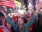 No Times Square, em Nova York, multido festeja a morte do lder da Al-Qaeda