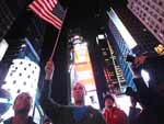 Nova-iorquino levanta bandeira dos Estados Unidos durante comemorao da morte de Bin Laden 