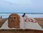 O artista indiano Sudarshan Pattnaik concluiu uma escultura de areia que marca a morte de Osama bin Laden