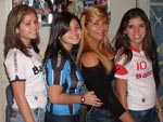 Esta foto foi no dia do aniversario da minha me,est eu Daniele,Gabriele,Adriana minha me e aps a Tainara ele fez aniversario agora no dia 01/05 ns te amamos me.