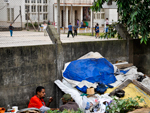 Usurios improvisaram um abrigo prximo ao muro da EMEB Liberato Salzano Vieira da Cunha, no Bairro Sarandi.