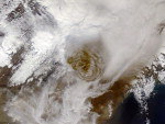Imagem de satlite da NASA registrada dia 22 de maio mostra nuvem de cinzas provocada pelo vulco islands Grimsvotn.