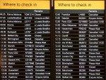 Paineis de informao de voo mostram atrasos e cancelamentos no aeroporto de Edimburgo, na Esccia