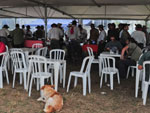 A hora do almoo rene a galera toda. Tanto o diretor do filme, Tabajara Ruas, quanto os figurinistas e trabalhadores, almoam em um local ao ar livre afastado de onde rolam as gravaes