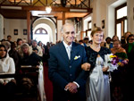 Pelo tapete vermelho da capela do Asilo Padre Cacique, no Bairro Menino Deus, segurando o buqu, pontualmente s 10h30min de domingo, Leopoldina caminhou ao encontro do seu amado no altar.