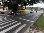 Em frente ao Terminal do Aterro, pedestres se arriscam ao atravessar a rua fora da faixa