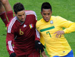 Mano Menezes escalou um time ofensivo, com Pato, Neymar e Robinha na frente
