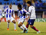 Fahel e Robinho disputam a bola no confronto Ava e Bahia