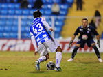 Robinho em jogada diante do goleiro Marcelo Lomba