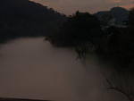 Um nevoeiro encobriu o Rio Itaja-Au no Centro no final da tarde de ontem e atraiu a ateno de quem passava pela Avenida Beira-Rio. Teve at quem parou para assistir ao entardecer diferente.  Segundo a meteorologista da Epagri/Ciram, Marilene de Lima, a formao da nuvem ocorreu porque a umidade do ar est muito alta, devido a passagem de uma frente fria pelo litoral catarinense, e a gua do rio est muito baixa. O ar mais quente ao entrar em contato com a gua forma o nevoeiro.