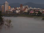 Um nevoeiro encobriu o Rio Itaja-Au no Centro no final da tarde de ontem e atraiu a ateno de quem passava pela Avenida Beira-Rio. Teve at quem parou para assistir ao entardecer diferente.  Segundo a meteorologista da Epagri/Ciram, Marilene de Lima, a formao da nuvem ocorreu porque a umidade do ar est muito alta, devido a passagem de uma frente fria pelo litoral catarinense, e a gua do rio est muito baixa. O ar mais quente ao entrar em contato com a gua forma o nevoeiro.