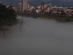 Um nevoeiro encobriu o Rio Itaja-Au no Centro no final da tarde de ontem e atraiu a ateno de quem passava pela Avenida Beira-Rio. Teve at quem parou para assistir ao entardecer diferente.  Segundo a meteorologista da Epagri/Ciram, Marilene de Lima, a formao da nuvem ocorreu porque a umidade do ar est muito alta, devido a passagem de uma frente fria pelo litoral catarinense, e a gua do rio est muito baixa. O ar mais quente ao entrar em contato com a gua forma o nevoeiro.