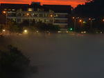 Um nevoeiro encobriu o Rio Itaja-Au no Centro no final da tarde de ontem e atraiu a ateno de quem passava pela Avenida Beira-Rio. Teve at quem parou para assistir ao entardecer diferente.  Segundo a meteorologista da Epagri/Ciram, Marilene de Lima, a formao da nuvem ocorreu porque a umidade do ar est muito alta, devido a passagem de uma frente fria pelo litoral catarinense, e a gua do rio est muito baixa. O ar mais quente ao entrar em contato com a gua forma o nevoeiro.