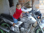 Matheus em cima da moto. Patrcia Ferreira.