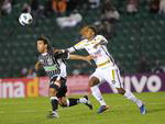 Coutinho e Maicosuel disputam a posse de bola no ataque do Botafogo