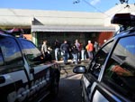 Viaturas policiais em frente  escola.