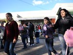 Alunos que no fizeram refeio na escola deixam o local na companhia de familiares.