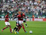 Williams, Jlio Csar (do Figueirense) e Renato disputam a bola