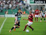 Bruno dribla o lateral-esquerdo Jnior Csar, do Flamengo. O lateral-direito do Figueirense foi um dos destaques do jogo