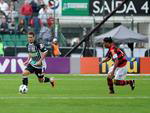 Joo Paulo Goiano carrega a bola e, mais uma vez,  observado por Ronaldinho