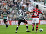 O jovem Jackson (camisa 5) teve a dificil misso de marcar Ronaldinho