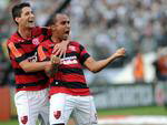Deivid, abraado por Thiago Neves, vibra com um dos seus gols na partida. O camisa 9 do Mengo marcou duas vezes 