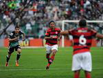 Jnior Csar cobra lateral para Ronaldinho. Bruno tenta chegar na marcao 