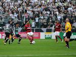 Ronaldinho toca a bola, cercado por trs jogadores do Figueirense