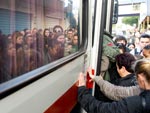 Paralisao no sistema do trem provocou superlotao dos nibus.