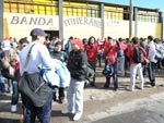 Os argentinos se reuniram prximo ao estdio Beira-Rio