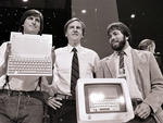 Em um dos muitos lanamentos da empresa, foto de arquivo de abril de 1984 mostra o ento chairman da Apple, Steve Jobs (E), o  poca presidente e CEO da empresa, John Sculley (C), e o co-fundador da Apple, Steve Wozniak, apresentando o computador Apple llc