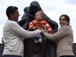 Murilo de Oliveira Cogoy, com papai e mame na Plaza Internacional - Frontera de la Paz - Livramento - Rivera.