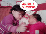 Jlia e Vitria brincando. Papai e mame.