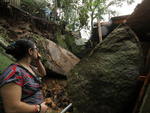 Pedra cai sobre casa no Bairro da Barra, em Balnerio Cambori
